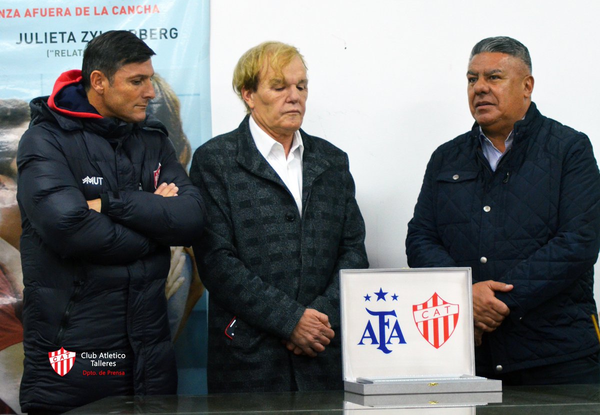 ClubTalleresOk's tweet photo. #Institucional 

En la previa de la inauguración recibimos la visita de @tapiachiqui presidente de @afa y el querido @javierzanetti 

El presidente Osvaldo Fernández, junto a directivos albirrojo y al ex-presidente Alejandro Taraborrelli  hicieron entrega de una plaqueta alusiva. https://t.co/ZH9iovJLt2