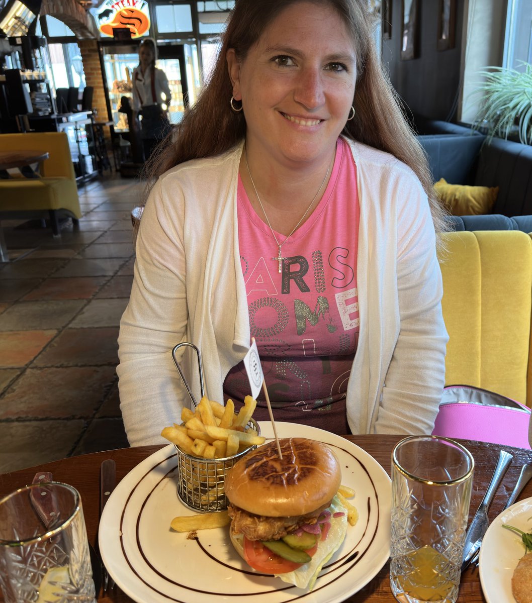 Nanany20796108's tweet photo. Ich hatte heute den #ErszenBurgerMeinesLebens 🙈

Fahrer hatte ich mich so wird #Pirogge gefreut 😬 die gibt’s dann nächstes mal #PolnischeOstsee #Urlaub https://t.co/S3oAzWIuDc