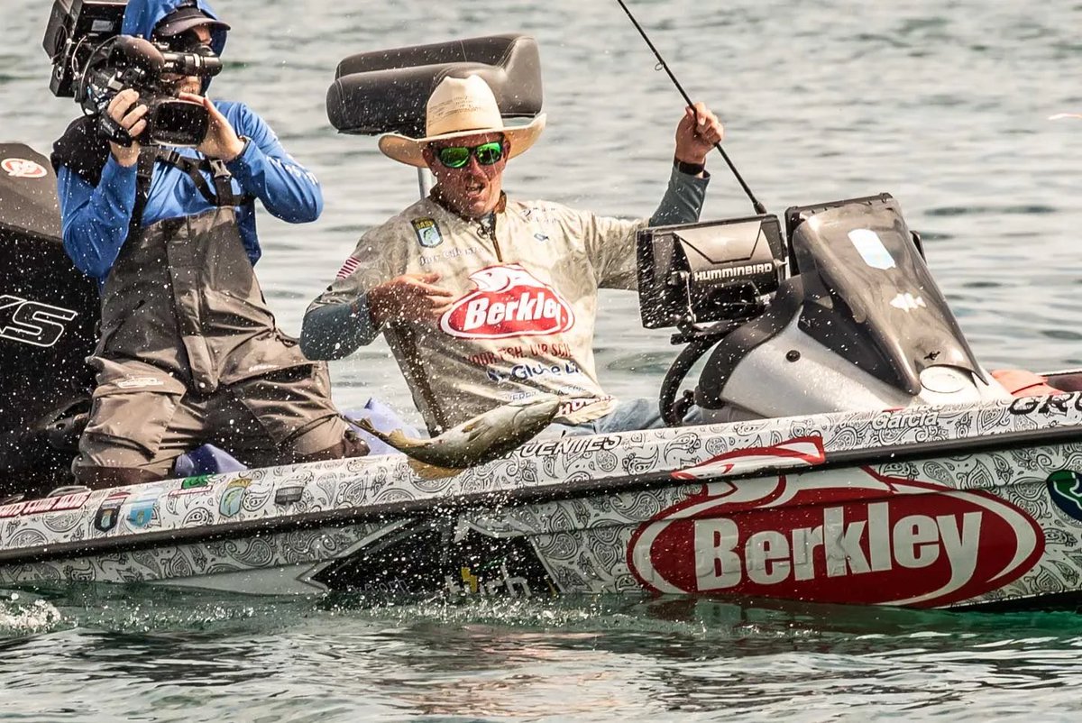 bassmaster's tweet image. We are LIVE for Championship Sunday weigh-in of the @AftcoFishing Bassmaster Elite at Lake St. Clair! Find out who will take home the 🏆 on Bassmaster.com 

#Bassmaster #BassElite #aftco #makemacombyourhome
