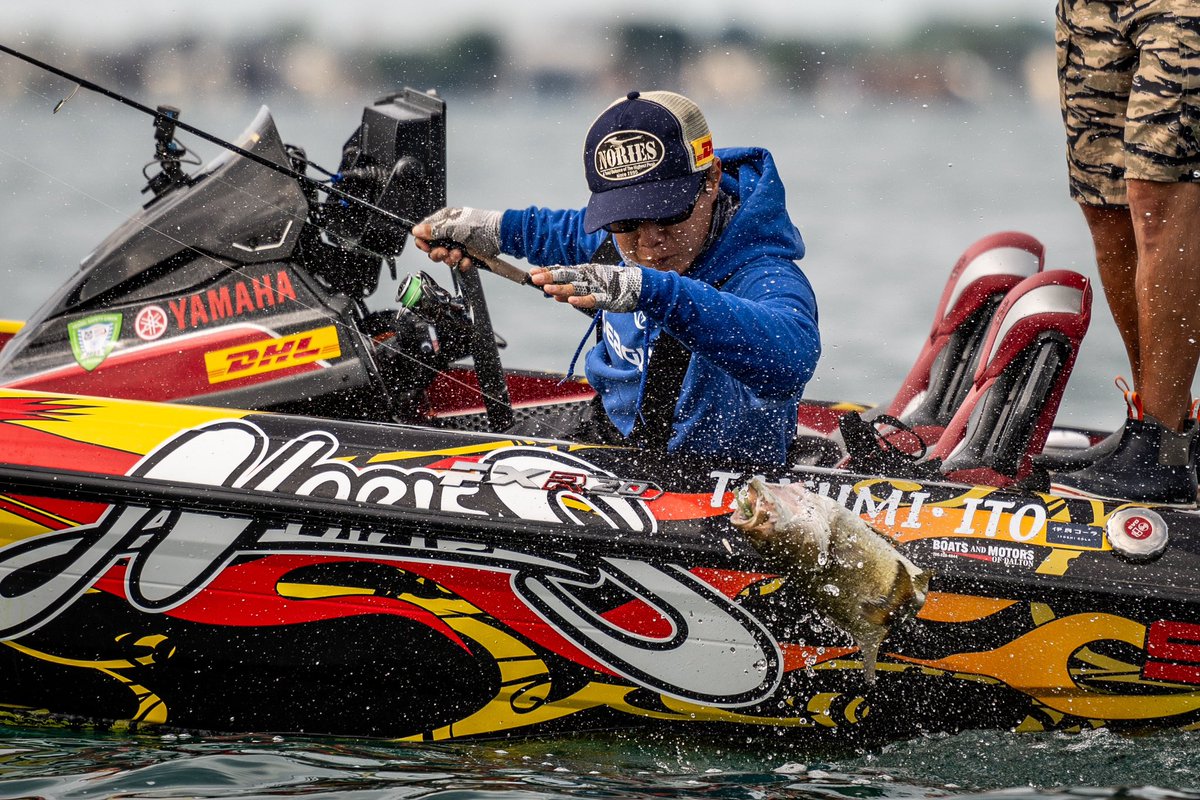 bassmaster's tweet image. We are LIVE for Championship Sunday weigh-in of the @AftcoFishing Bassmaster Elite at Lake St. Clair! Find out who will take home the 🏆 on Bassmaster.com 

#Bassmaster #BassElite #aftco #makemacombyourhome