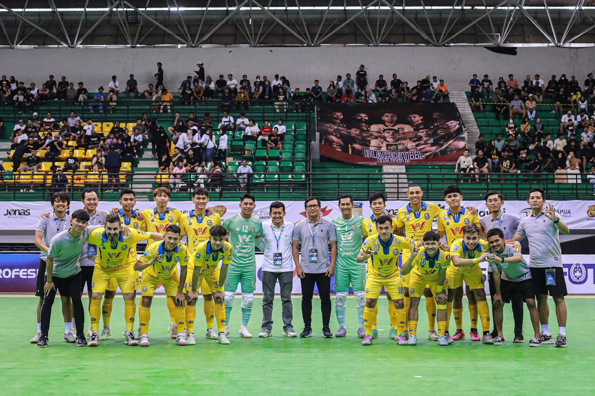 Mamasyak's tweet photo. Alhamdulillah, aku bersyukur pada tahun 2023. Aku melihat dengan mata ku sendiri yang sebelumnya tidak pernah kulihat dan sekaligus menjadi saski. Team kancil WHW menjadi Runner up LPF 2022/2023 dan lolos AFF. Terimakasih ya Allah, engkau kabul kan doa dan memudahkan usaha kami:) https://t.co/VCZa7pXQbh