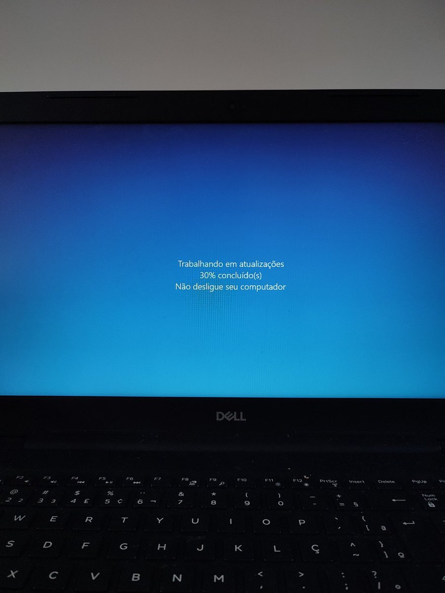 Dayve182's tweet photo. Meu Deus como eu odeio isso...
#windows10 #atualizacao #odeio #odio https://t.co/VoPYeQzciV