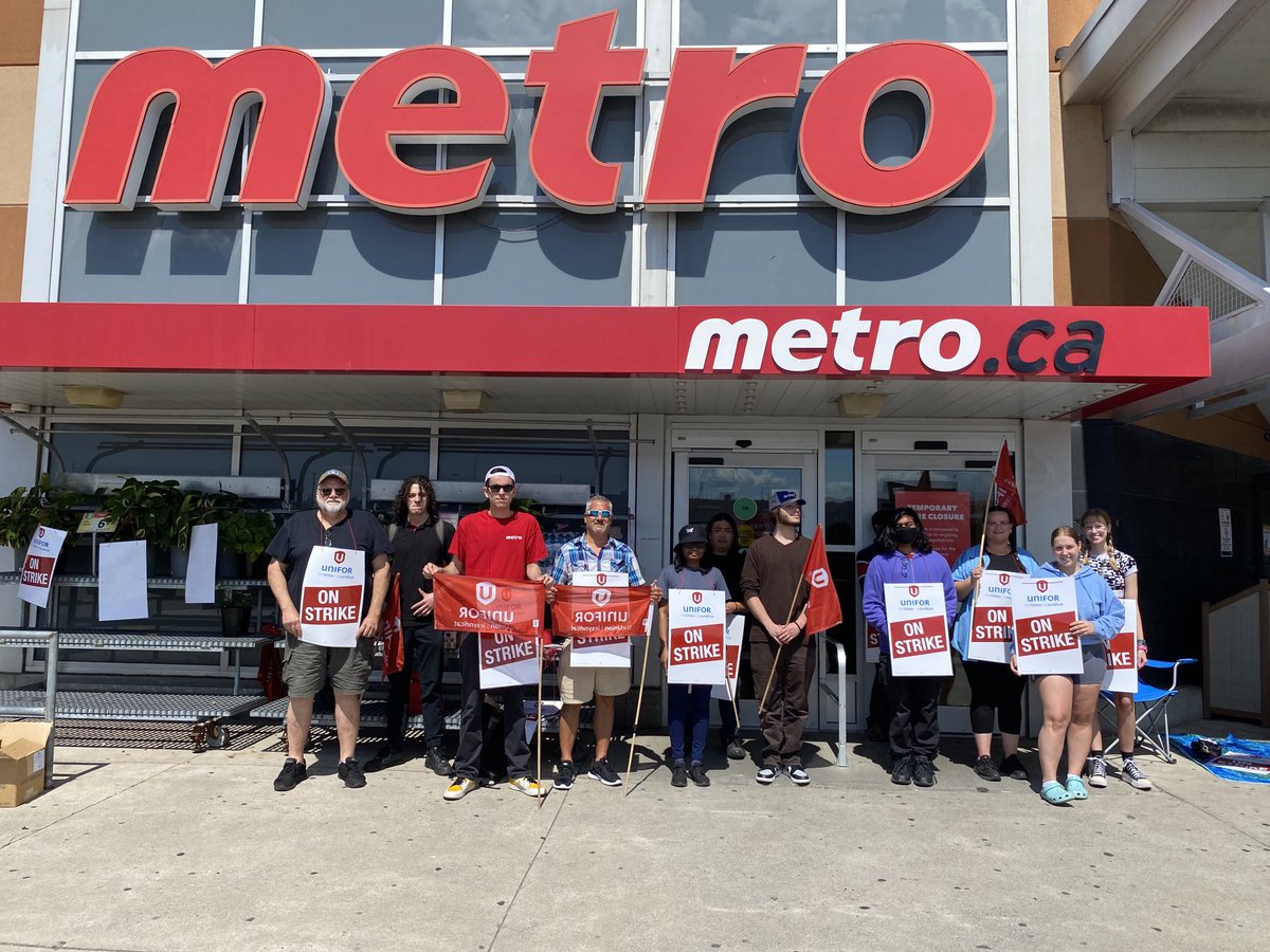 SharonWalshNL's tweet image. Day 2  - ⁦@UniforTheUnion⁩ Local 414 Grocery Workers at Meadowvale holding the Line. Tons of support from their Metro customers who understand this is literally about groceries - and a wage that enables grocery workers to buy them.