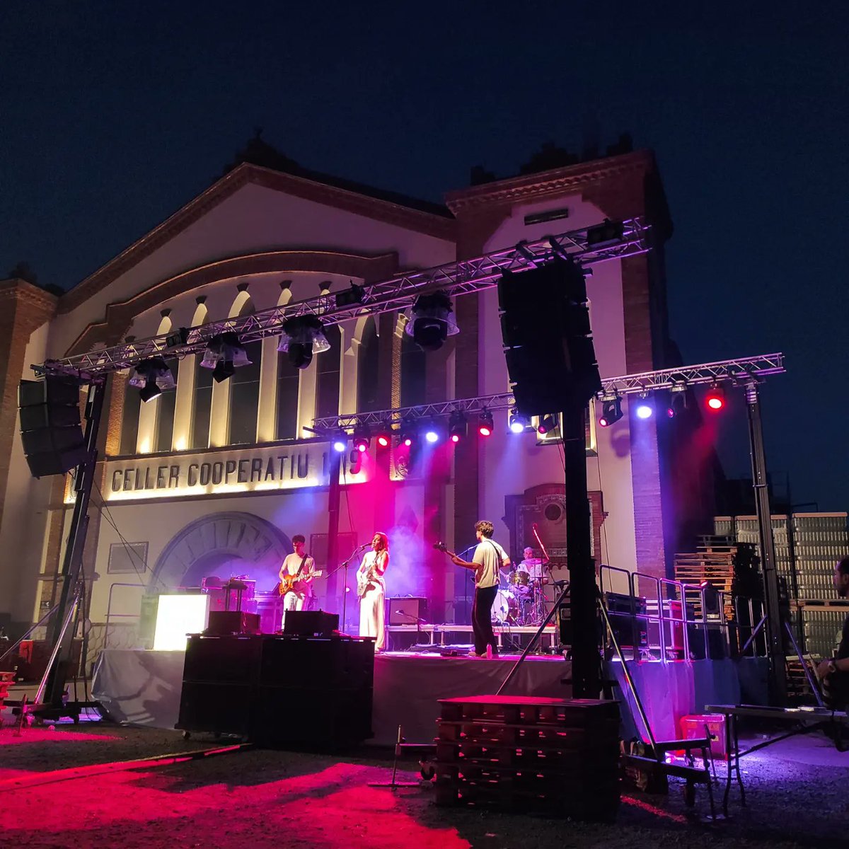 davidmonserrat_'s tweet photo. Dissabte espectacular al @GarbinadaP amb la @carlotaflaneur , @SelvaNua i els @MishimaBCN 🙌😍 #garbinadapop #mishima #carlotaflaneur #selvanua #falset #festival #live #priorat https://t.co/RAMsneTLo6