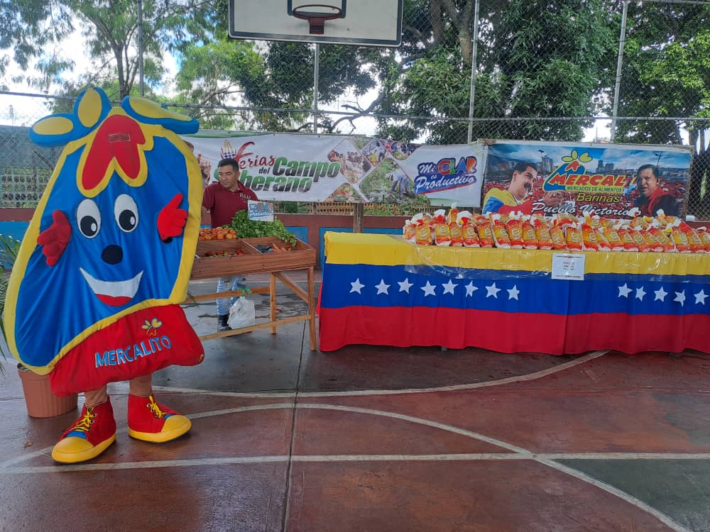#Barinas| El Equipo de <a href="/MercalOficial/">Mercal Oficial</a> junto a 5 CLAP de la Base de Misiones Socialistas “Caja de Agua", desplegó una Feria del Campo Soberano en beneficio de las familias.Disfrutando de un agradable compartir recreativo, cultural y #Sancocho llanero con la comunidad.