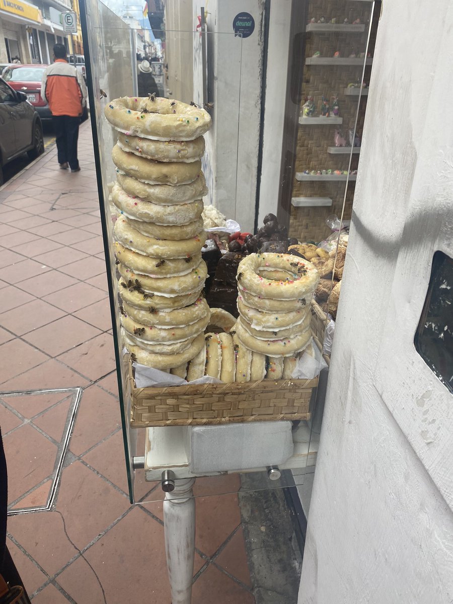 MElenaRodrguez's tweet photo. ABEJAS en la CIUDAD. En el centro de #Cuenca existe este negocio de dulces típicos que nos acerca a la presencia de las abejas como otro actor relevante en la vida urbana. 

Resulta que a las abejas, de quienes la humanidad  depende para que haya alimento y sin quienes se perdería el equilibrio ecológico, les ENCANTA lo dulce. Con ciertos cuidados nuestras ciudades pueden promover su protección y valerse de sus servicios ambientales. 

Que este gesto👇nos permita avanzar hacia la incorporación de colmenas urbanas en nuestros barrios y espacios verdes así como de corredores verdes urbanos con plantas polinizadoras y sin pesticidas para #Quito