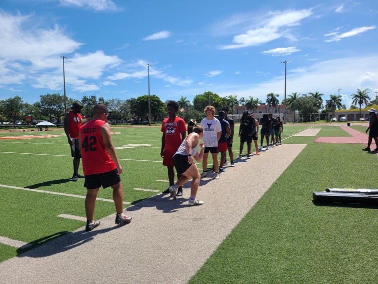 AthletesEpic's tweet image. The linebackers are in entering the 4th quarter of our exclusive Linebacker Performance Retreat occurring right now in Ft. Lauderdale, FL. Here’s a glimpse of the action! @_LBPerformance @Coast2Coasttc #LinebackerPerformance #LBPretreat #LBPride