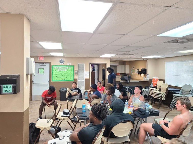 AthletesEpic's tweet image. The linebackers are in entering the 4th quarter of our exclusive Linebacker Performance Retreat occurring right now in Ft. Lauderdale, FL. Here’s a glimpse of the action! @_LBPerformance @Coast2Coasttc #LinebackerPerformance #LBPretreat #LBPride