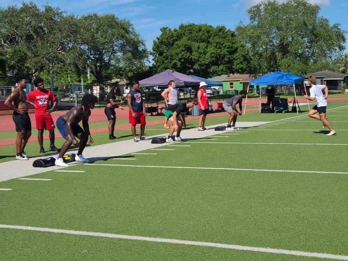 AthletesEpic's tweet image. The linebackers are in entering the 4th quarter of our exclusive Linebacker Performance Retreat occurring right now in Ft. Lauderdale, FL. Here’s a glimpse of the action! @_LBPerformance @Coast2Coasttc #LinebackerPerformance #LBPretreat #LBPride