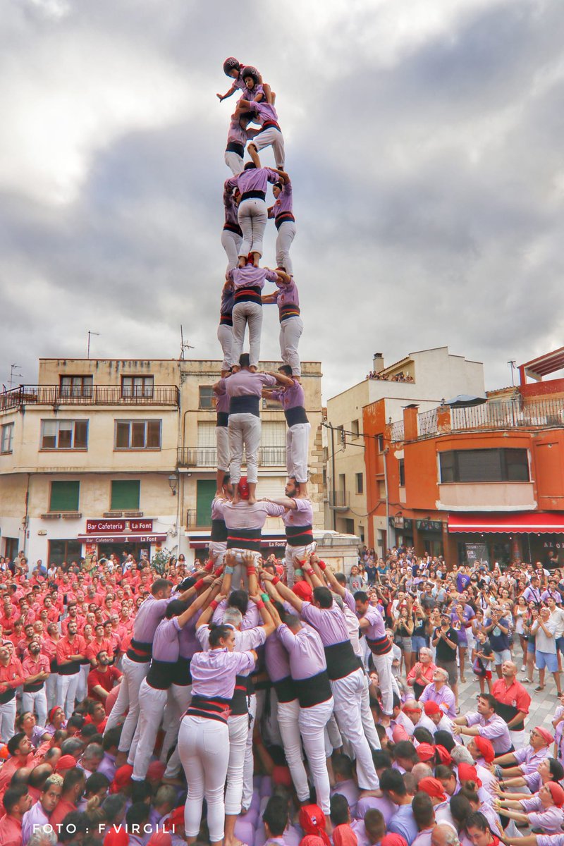 JoveDeTarragona's tweet photo. 👉🏽 Avui a Vilallonga del Camp hem descarregat: 3d9f, 2d8f, 5d8, 4pd5 i 4pd4.

💥 Meravellós doblet lila amb una estrena, tres castells de 9 i quatre folres. Gràcies per l'esforç, Colla, aquest és el camí!

📸 F. Virgili

#Incombustibles #castells https://t.co/Z5j5DzFYNP