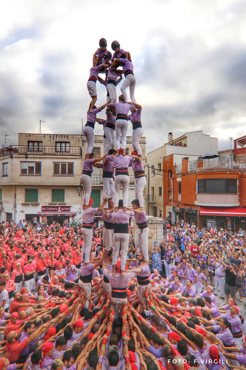 JoveDeTarragona's tweet photo. 👉🏽 Avui a Vilallonga del Camp hem descarregat: 3d9f, 2d8f, 5d8, 4pd5 i 4pd4.

💥 Meravellós doblet lila amb una estrena, tres castells de 9 i quatre folres. Gràcies per l'esforç, Colla, aquest és el camí!

📸 F. Virgili

#Incombustibles #castells https://t.co/Z5j5DzFYNP