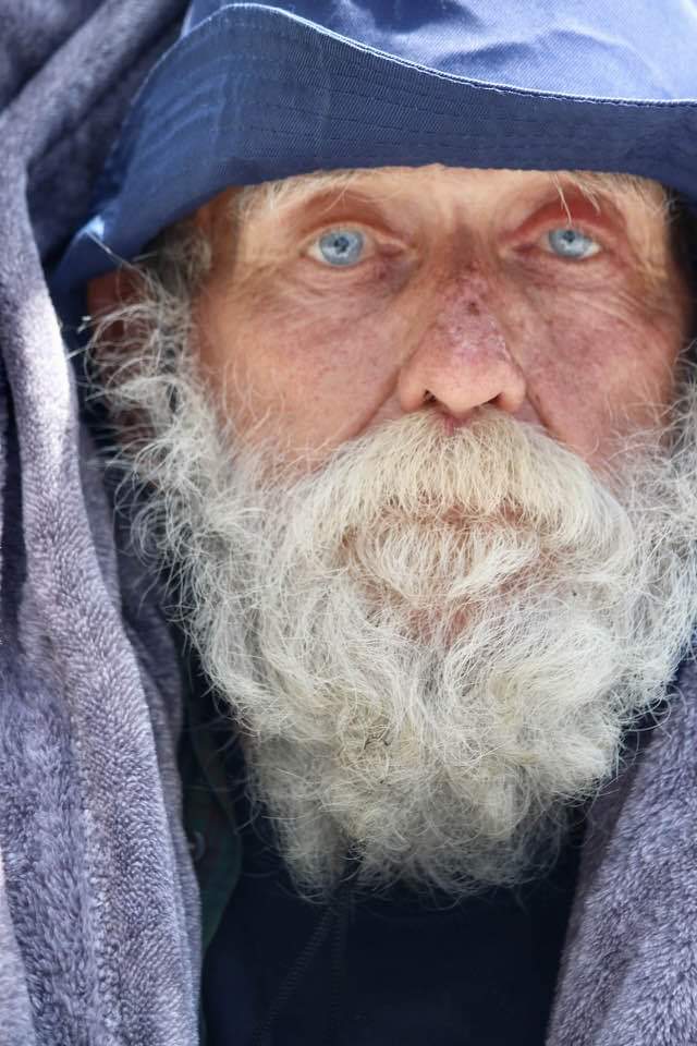 ANILAWHITNEY's tweet photo. Mike Kelly in his wheelchair on the corner of Wilshire Blvd & 10th in Santa Monica. Living with the pain of a vascular disease.
Mike, tells me the only time he’s not in pain is when he’s asleep. He’s a former athlete and an actor whose body has failed him.
#streetsofLA https://t.co/y3TxBlap7C