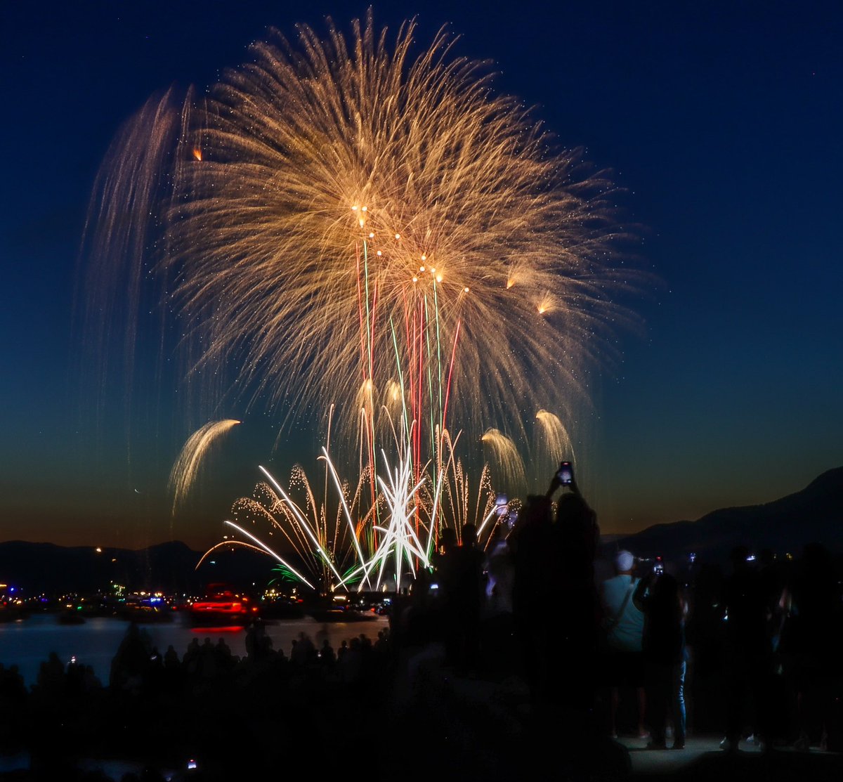 manjb1976's tweet photo. Celebration of Lights Fireworks (Philippines🇵🇭) #photo #photos #pic #pics #picture #pictures #snapshot #art #beautiful #instagood #picoftheday #celeboflight #travelblogger#photooftheday#walkingaroundcanda #yvr #exposure #composition #capture #celeboflights #fireworks https://t.co/4VbjgRBaWn