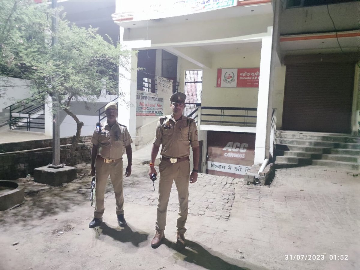 raebarelipolice's tweet photo. #SP_RBL के निर्देशन मे अपराध नियंत्रण के दृष्टिगत थाना कोतवाली नगर पुलिस टीम द्वारा रात्रि गश्त/बैंक चेकिंग की गयी। #RaebareliPolice #UPPolice https://t.co/qbx4iGVOfs