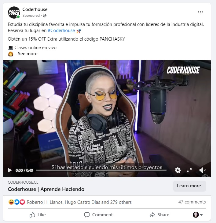 panchasky's tweet photo. Salgo en una publicidad de Facebook hablando de cursos para aprender a programar, no tiene que ver conmigo y mi discurso es completamente enfocado en aspectos técnicos. 

Las reacciones son una turba de burlas de hombres enojados porque me corté el pelo. https://t.co/z0uDPNJRsN