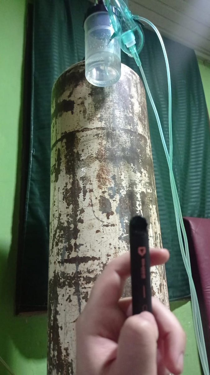 RuthCler's tweet photo. Mi abuela me dijo, nunca que fumes nada, mi hija. ¿No ves? Yo acá, yo con mi pod en mi bolsillo. Si supiera que la ansiedad le consume a uno como un cáncer. https://t.co/SJuwFrTMv0