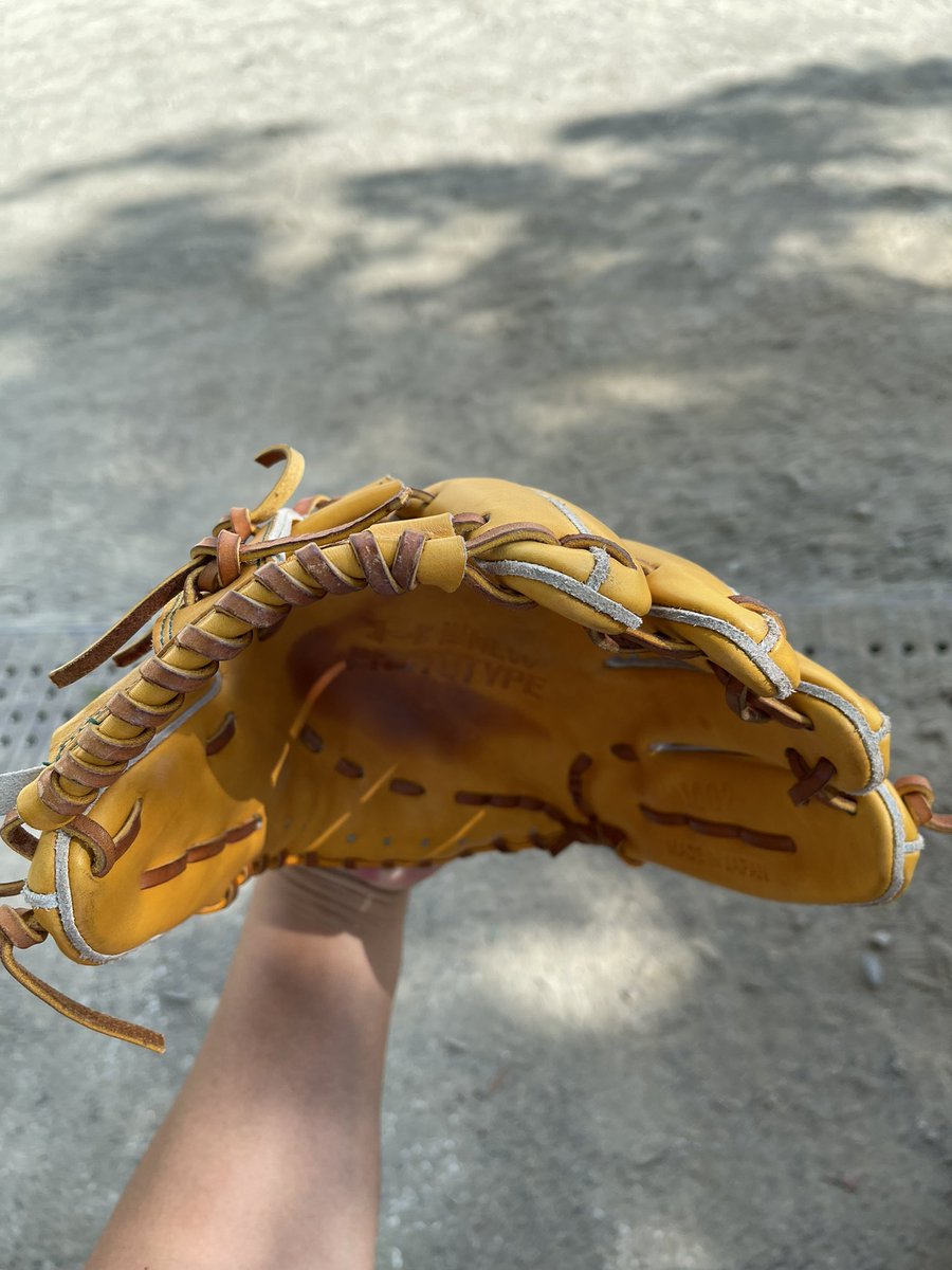 kyohei1982's tweet photo. 退職＆無職記念にアンダーアーマーのグラブを1名様にプレゼント🎁😆(usedです)

また、今回、巷で話題のグラブケアブランドのフォーチュンフィールドさん協賛で、グラブケアセットもお付けさせていただきます！

応募方法
1、私と @fortune_field_ さんをフォロー
2、この投稿をRT

8月7日23時59分〆 https://t.co/30h3TQ2lj7