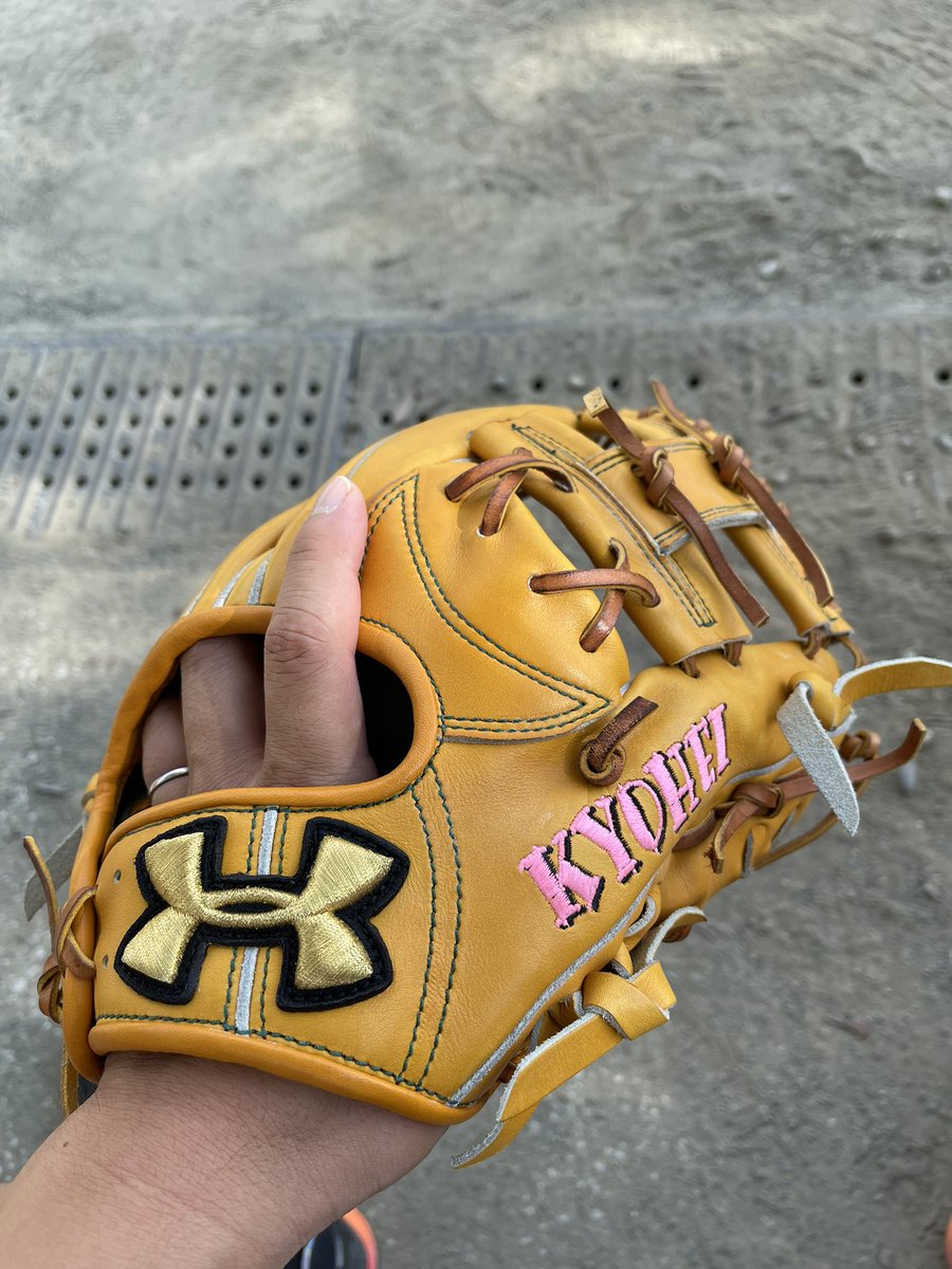 kyohei1982's tweet photo. 退職＆無職記念にアンダーアーマーのグラブを1名様にプレゼント🎁😆(usedです)

また、今回、巷で話題のグラブケアブランドのフォーチュンフィールドさん協賛で、グラブケアセットもお付けさせていただきます！

応募方法
1、私と @fortune_field_ さんをフォロー
2、この投稿をRT

8月7日23時59分〆 https://t.co/30h3TQ2lj7