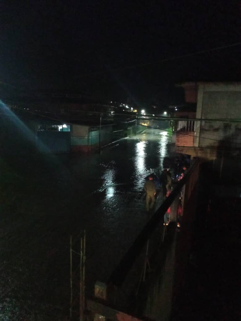 🚨 #ALERTA 🚨

Queremos informar que hoy #30Jul nuevamente se registró el desbordamiento de la quebrada Los Ingenieros en el puente Alberto Carnevali del municipio Arzobispo Chacón. Nos mantenemos en el sector con los equipos de la alcaldía 08:30 pm.

#Lluvias #Mérida #Venezuela