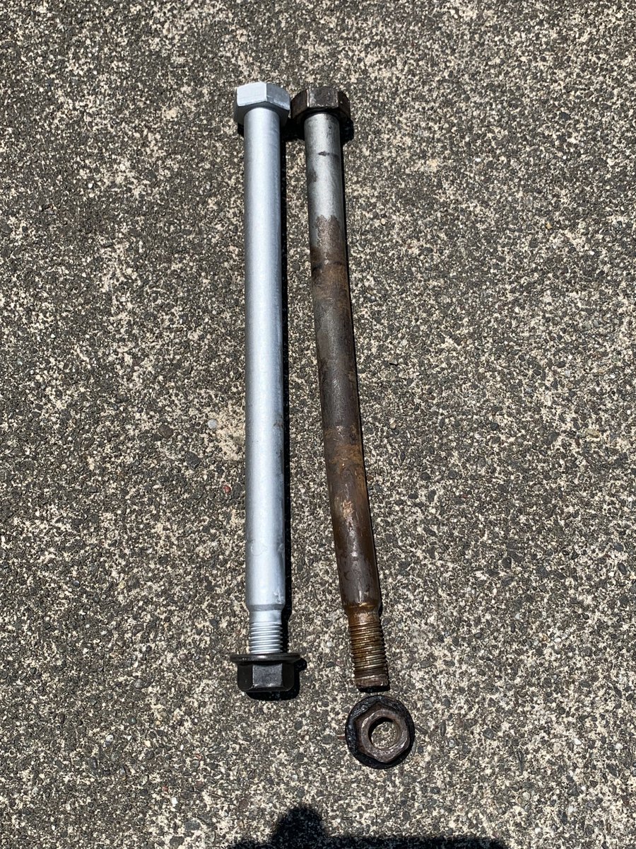 UeshimaM's tweet photo. 【サスアームブッシュ1G締め直しの注意点】①

この所持ち込まれる車輌に多く発生している事例なので注意喚起です。

『サスアームブッシュ1G締め直し』は大きく車高を変える時にサスブッシュの捩れ（ストレス）を解放してサスアームの動きをスムーズにしたり、
アライメント設定の精度を上げる作業です。

買ったばかりの新車でも施工すると不快な振動が減ってスッキリ快適な乗り心地になったりもしますが注意点。

基本的には

1.サスアーム根元のブッシュを留めているネジを「かなり」緩める

2.刺さっているボルトの曲がりが無いか、ボルトとブッシュ等との固着は無いか、スルスルとボルトが回るかを「ボルトを回転させて確認」

3.着地状態を再現しながら（1G状態）ボルトナットをしっかりと締め付ける

4.アライメントを取り直す

という「雑に言えば、ネジ緩めて締め直すだけ」という作業です。

ですが、不慣れなお店や人だと

「②を怠る事が多く、曲がったボルトのまま交換せず終了」
「ボルトとブッシュ等が固着したまま締め付けて終了」

してる事が散見されます

そうするとせっかく行ってもあまり効果は出ず残念な結果となりがち

走りもなんだかシャッキリせずイマイチなまま

まだまだ認知されていないマニアックな作業と言える1G締め

二度手間にならぬ様、やるなら忘れずしっかり作業して頂きたいと思います

もしくは作業を熟知したお店や人を選んでお願いする事をお勧めします。

#オヤジの自分語り