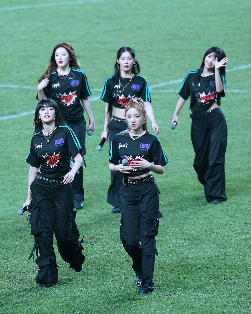 kpop moments that could kill a sapphic (@kpopsapphic) on Twitter photo 