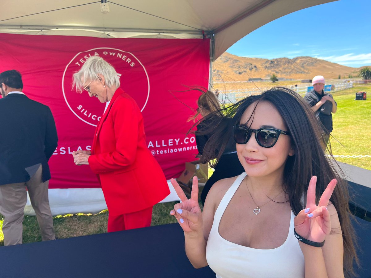 i was one person away from meeting maye musk! they cut the line right as i was going to meet her 😢 i still got this pic tho! 🤣 

she did an inspiring talk after this at the event which i loved! great seeing you today <a href="/mayemusk/">Maye Musk</a> 😄