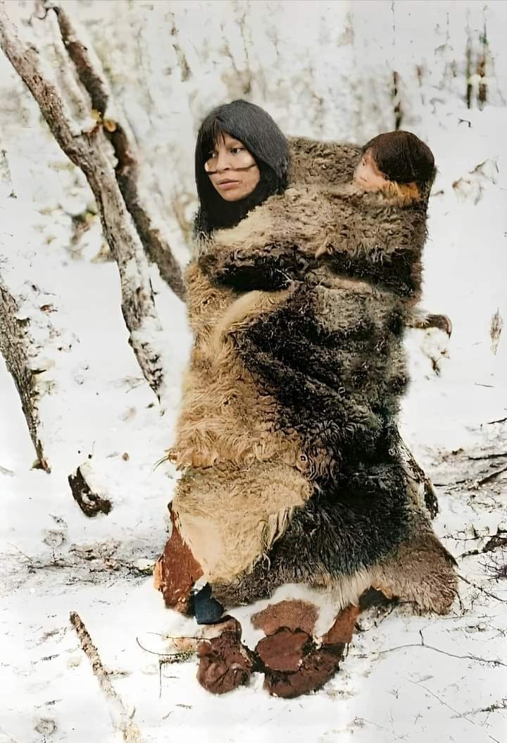 SalvadorMVios's tweet photo. Madre e hija selk'nam.isla grande de tierra del fuego,año 1923. https://t.co/wroXk14r51