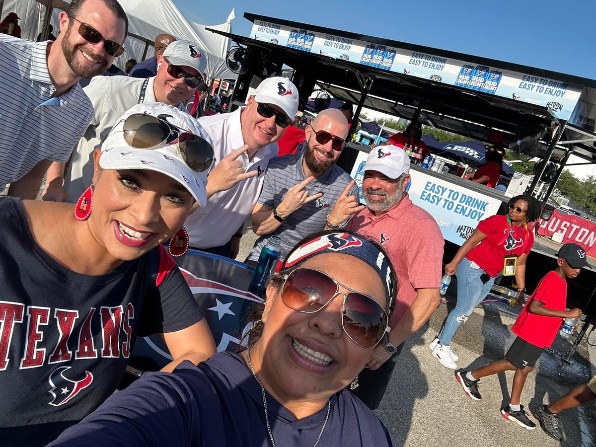 TexSan_Sandra's tweet photo. Same heat, same excitement- it’s Football season y’all! 🤘😍 @HoustonTexans @NFLNotify @nrgpark @TexansPresident #WeAreTexans #TexansSuperFan https://t.co/GiERtK7W0V