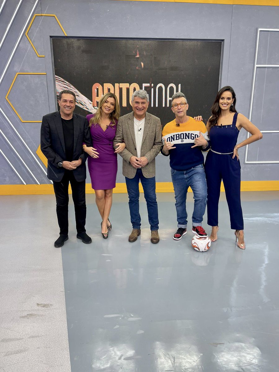 livianepomuceno's tweet image. Estamos chegando, às 22h Ao Vivo na Band! #apitofinal