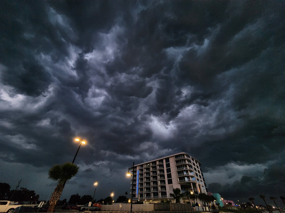 pvital1's tweet photo. @PatrickEllisWx  This just blew up in Biloxi https://t.co/ujWlGJNzaV
