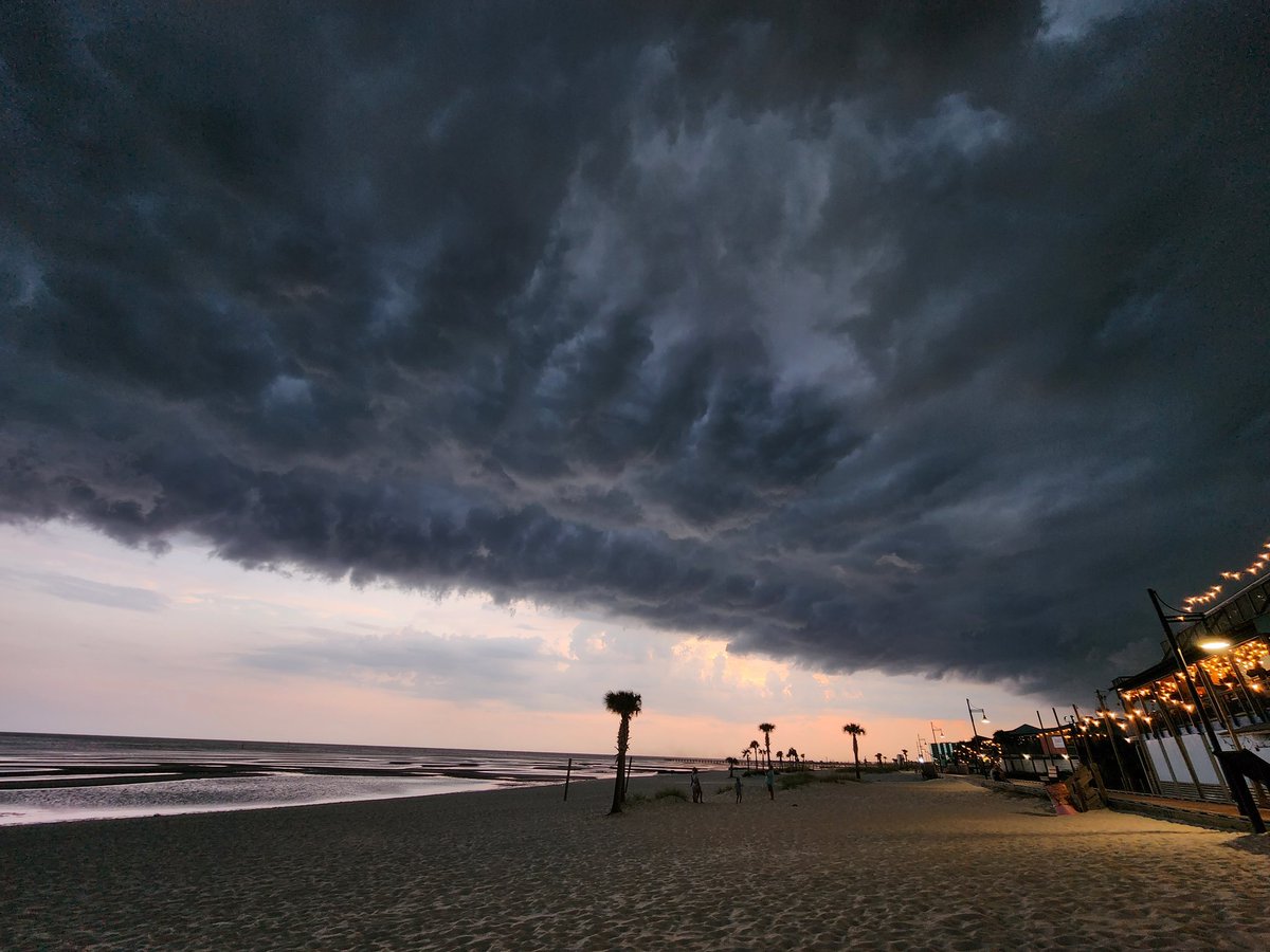 pvital1's tweet photo. @PatrickEllisWx  This just blew up in Biloxi https://t.co/ujWlGJNzaV