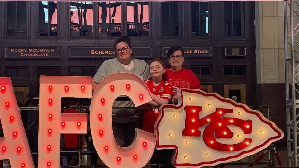 MLFootball's tweet photo. Rest in peace: A Kansas City #Chiefs fan died Sunday while attending the team’s training camp practice, per the @KCStar. 

Her name was Jessica Tangen 🙏❤️

“Jessica’s family shared that she was a lifelong Chiefs fan and loved cheering for the team,” Mosaic Life Care said in the statement. “Please join us in lifting up the grieving family with your thoughts and prayers.”

A very sad tragedy💔💔💔