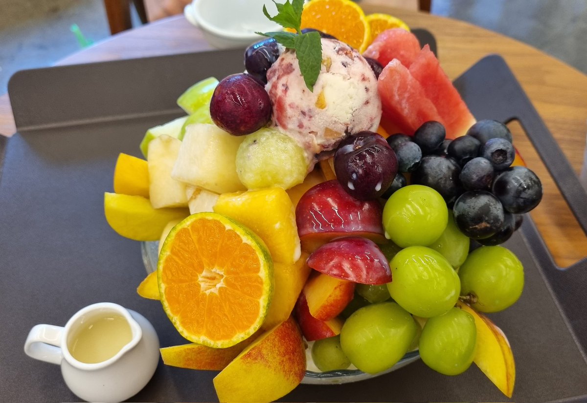 SummerMinvest's tweet photo. 대전에서 파는 2만9천원짜리 과일빙수 폼 미쳤다. 지역농산물을 당일판매하는 로컬푸드마켓 파머스161 2층에 있는 카페라 그런지 신선한 제철생과일이 아주 다양하게 올라감. 사진은 작게 나왔는데 4명이서 배터지게먹음
가성비 좋은 옛날빙수는 성심당, 호텔빙수 뺨싸다구 때리는 과일빙수는 여기! https://t.co/FFKudwqrMu