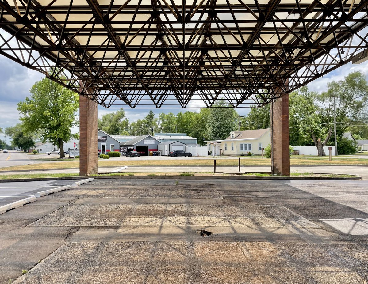 State Street Bank (1974) in Columbus, IN designed by architect Paul Kennon, image size:1200x927