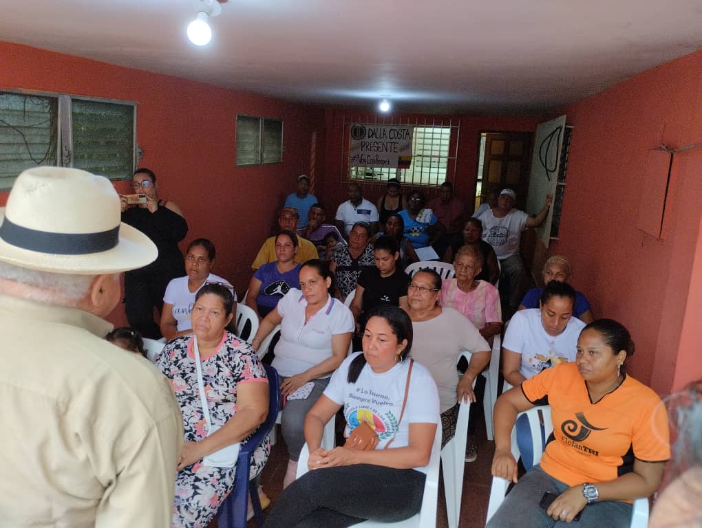 nayibispaez4's tweet photo. Reunión con mujeres voluntarias simpatizantes de Dalla Costa #Caroni @AdBolivar con  @Prospericarlos https://t.co/c4feFL44Ka