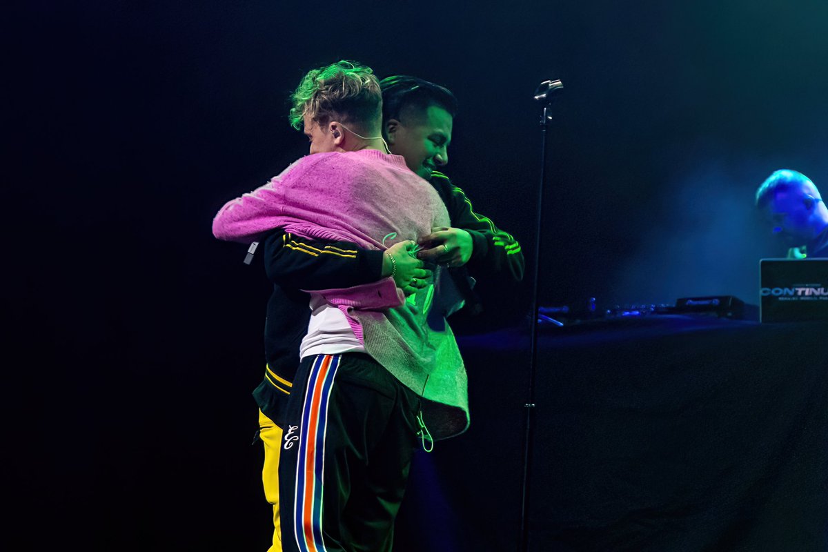 EnchancerMyLife's tweet photo. Well. 

Who would’ve thought 

5 years later.

She fucking did it

@ConorMaynard | Singapore 23rd May 2023 https://t.co/JIuWzMX02t