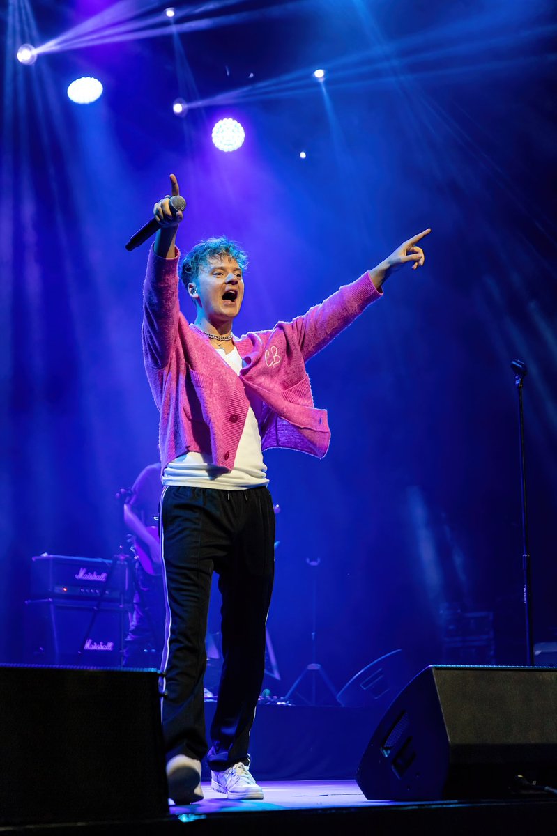 EnchancerMyLife's tweet photo. Well. 

Who would’ve thought 

5 years later.

She fucking did it

@ConorMaynard | Singapore 23rd May 2023 https://t.co/JIuWzMX02t