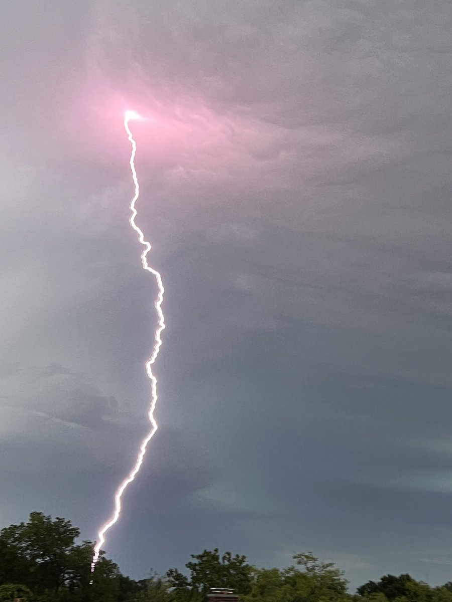 ShariKC63's tweet photo. First ever lightening pic for me! Very excited. Especially since it scares the hell outta me. Lol! #popupstorm #whatforcast https://t.co/RWtwvEpvi8