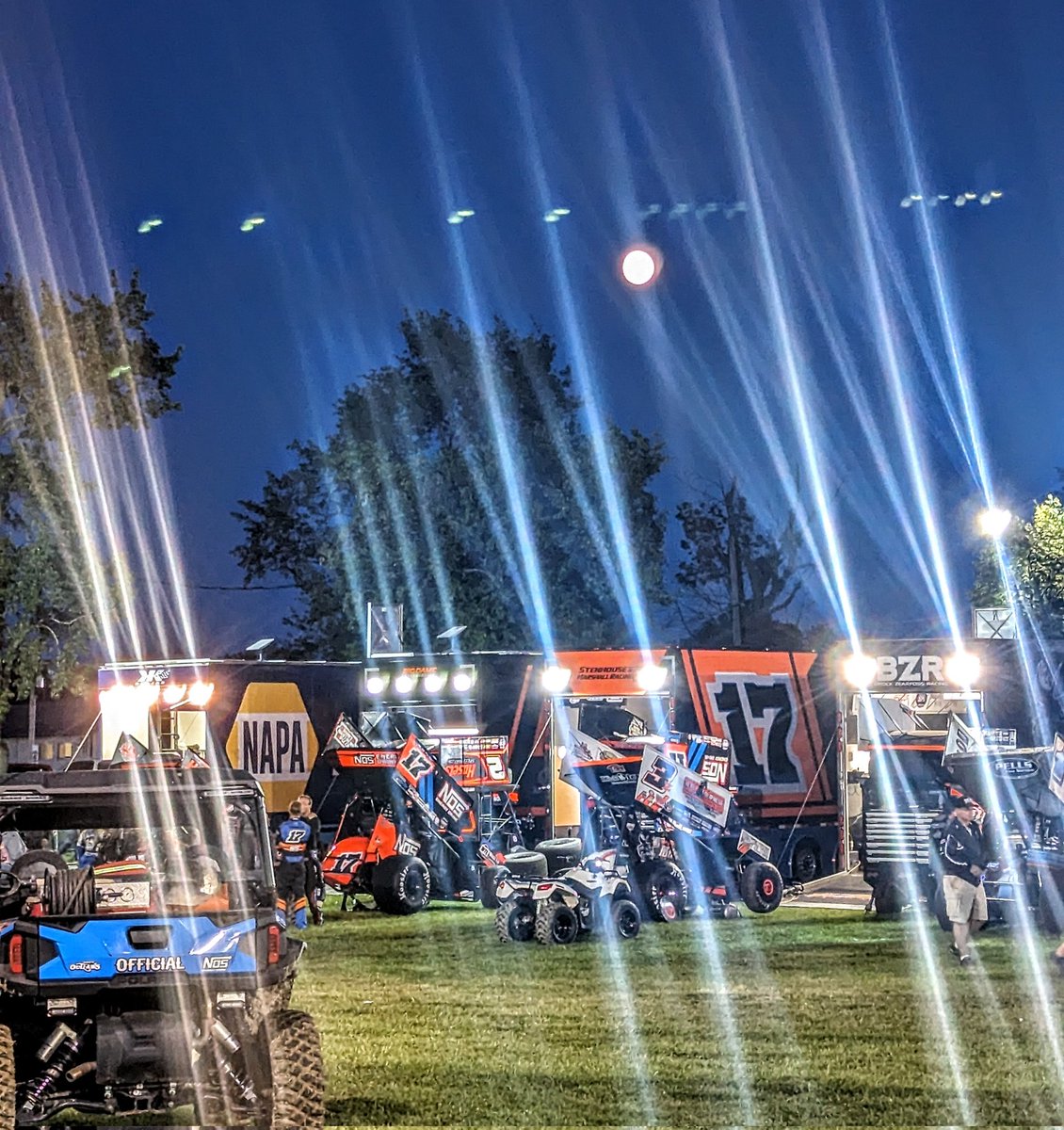 mudbuss's tweet photo. Full Moon over @WeedsportSpdwy @WorldofOutlaws @WingedNation #TweetmySeat https://t.co/gs4uxugEbh