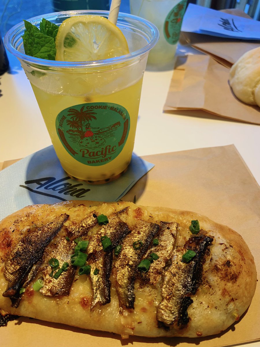 masako_hojo1185's tweet photo. パシフィックベーカリーで朝ごパン🥐
リリコイレモネード🍋はリリコイの粒々がクセになる食感🥤
オイルサーディンのパンは汗をかいた夏に塩気が効いていて美味しかったです😊
#七里ヶ浜 #鎌倉
#パシフィックベーカリー #Pacificbakery #オイルサーディン
#リリコイ #レモネード
#パン活 https://t.co/lj1BIvnUpU