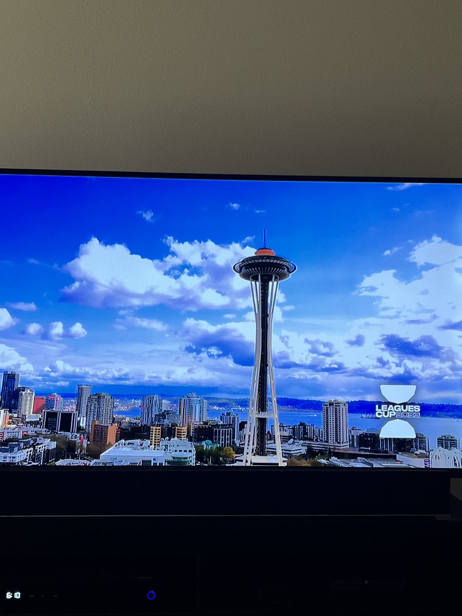 ZaKuSA427's tweet photo. Way to use stock footage Fox. The top of the Space Needle hasn’t been orange for months https://t.co/ma1kmeb2IB