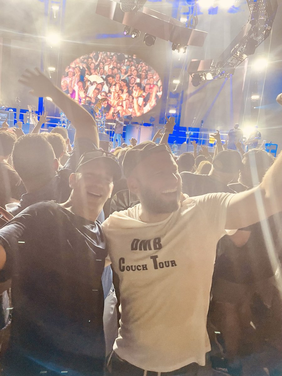 jon4854's tweet photo. sending my thank you’s to the @dMbCouchTour at wpbch for streaming all the tour shows that help bring that beat back to me again! @SLessard @BSTRONGBRAND  WPBch was 🔥🔥 https://t.co/U3CA3FZlXQ