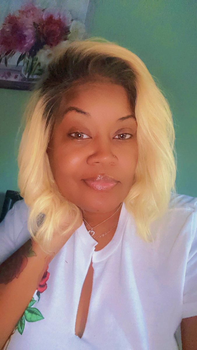 ImAmaraSinclair's tweet photo. I decided to put on my Marilyn MonHoe hair. I might even go without lashes for a few days. #TurtleEyes #FeelingKindaCute #YourFavoriteBlonde #FabulousAt45 #BigHoopZ #NotTheLilOne https://t.co/OLcPfriTAW