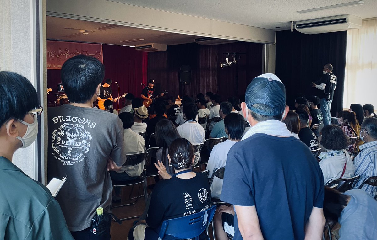amber_light_ok's tweet photo. 昨日は岡山県新見市
旧・下熊谷小学校でライブ！

8バンドが集まり、お客さんも満席！
それぞれのジャンルで盛り上がりました🥳

それにしても反ってるな。 https://t.co/fO9VjPW53i
