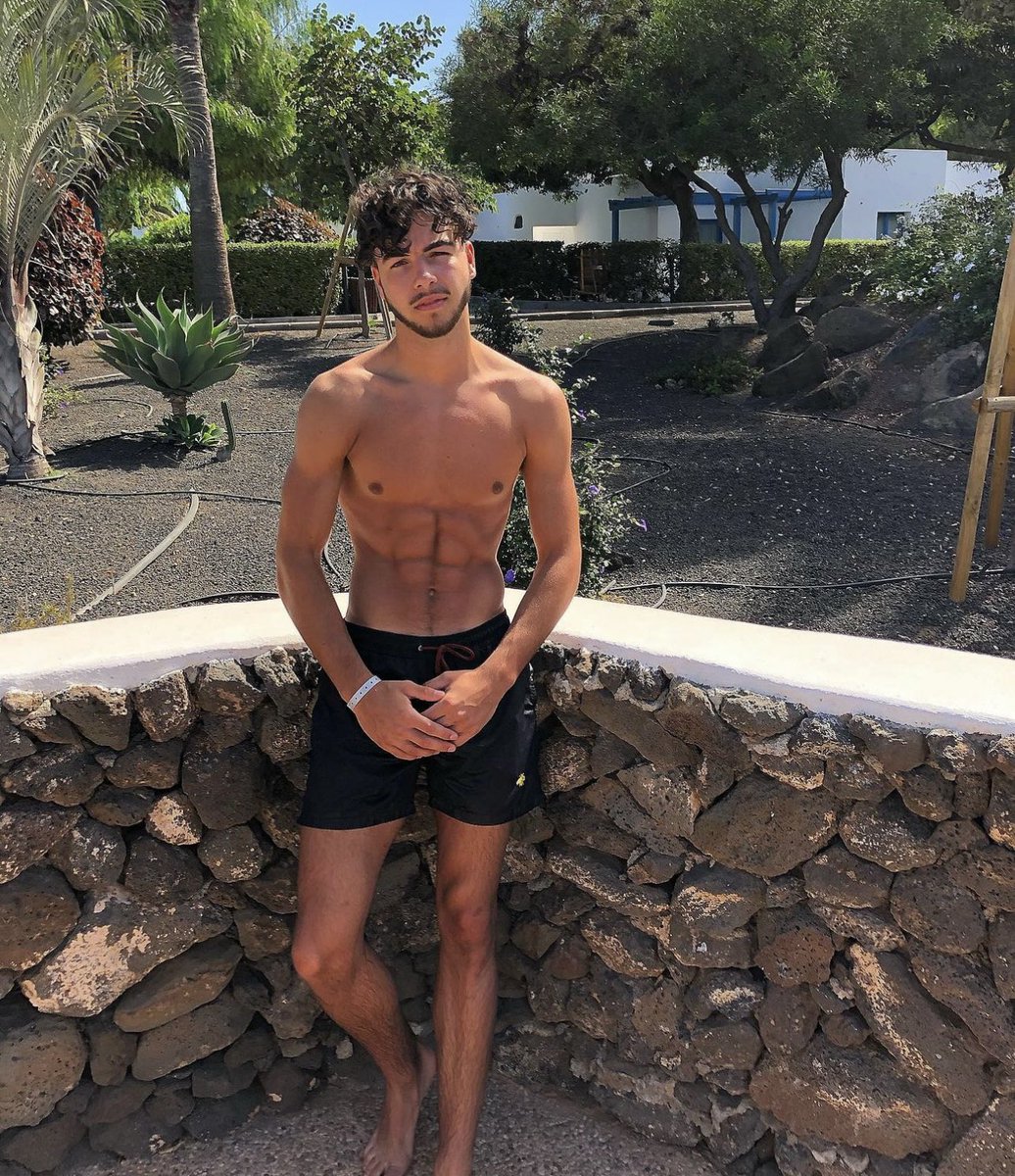 OfficialPLT's tweet photo. Like if you think Jess &amp; Sammy will win #LoveIsland https://t.co/ySz9yXWq6k