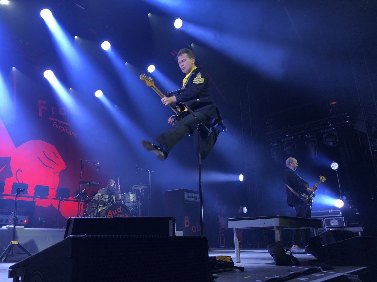 Dernière soirée au <a href="/Fest_GM/">Festival Grandes Marées</a> avec <a href="/Franz_Ferdinand/">Franz Ferdinand</a> <a href="/AlexKapranos7/">Alex Kapranos</a> en apesanteur 
📸 Marie CAROF-GADEL / <a href="/OFNormandie/">Ouest-France Normandie</a> <a href="/OuestFrance/">Ouest-France</a>