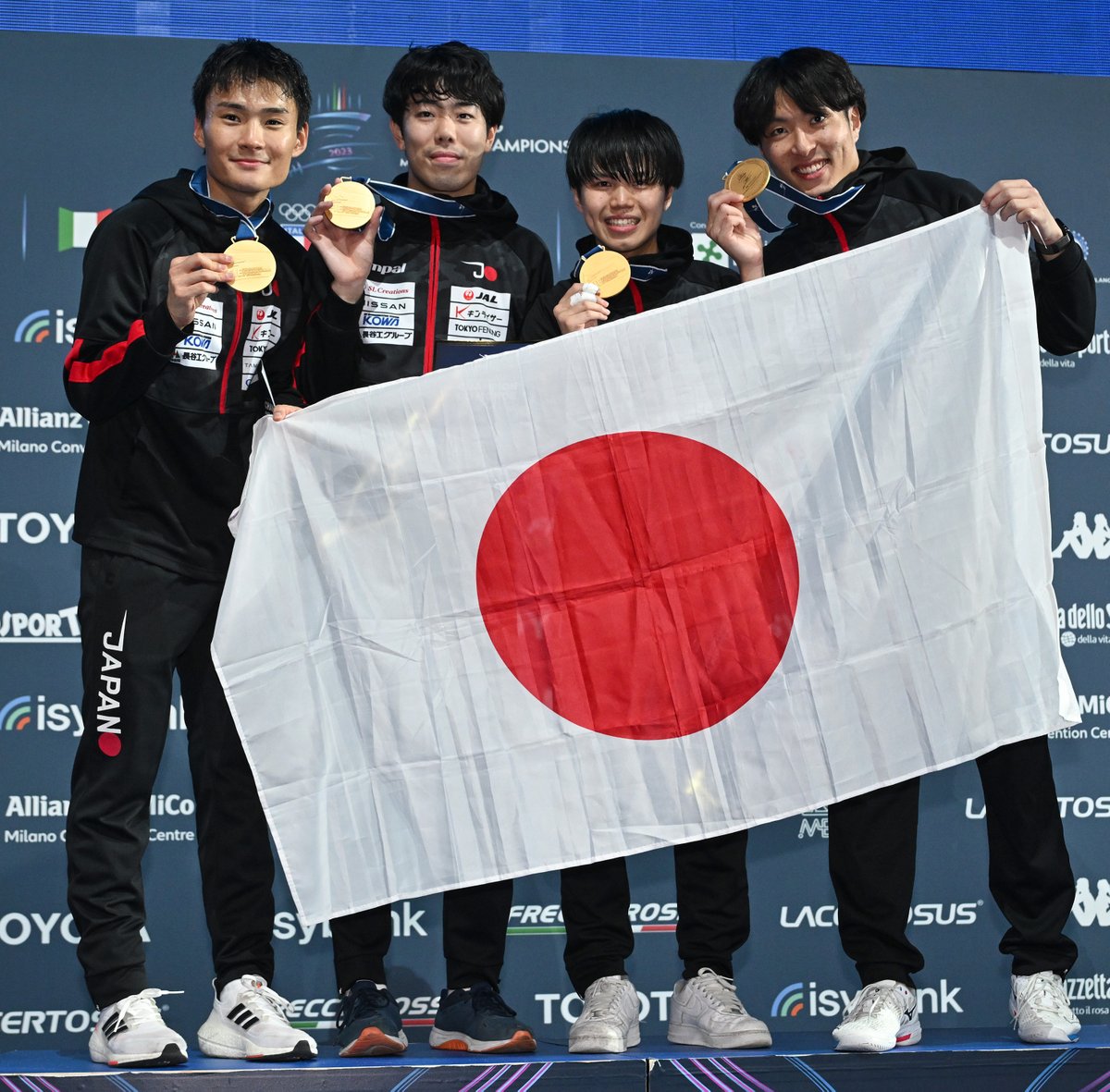 FJE_fencing's tweet photo. 2023フェンシング世界選手権(ミラノ)
7/30(Sun)最終リザルト＜男子フルーレ団体＞
https://t.co/aTSRriiMpF
松山恭助(JTB)、敷根崇裕(NEXUS FENCING CLUB)、飯村一輝(慶應義塾大学)、鈴村健太(大垣ケーブルテレビ)
※男子フルーレ団体で金メダルを獲得しました。
全種目を通して、初の快挙となります📷 https://t.co/M25GmuTJ9v