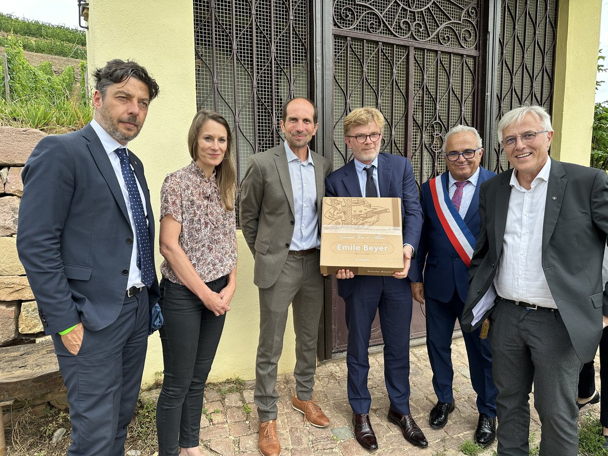Hier, nous avons eu l'honneur d'accueillir Marc Fesneau, Ministre de l'Agriculture, Hubert Ott, député du Haut-Rhin, Ludovic Haye, senateur du Haut-Rhin, ainsi que le maire d Eguisheim Claude Centlivre.
Nous les remercions chaleureusement de leur visite !
#EmileBeyer #alsacerocks