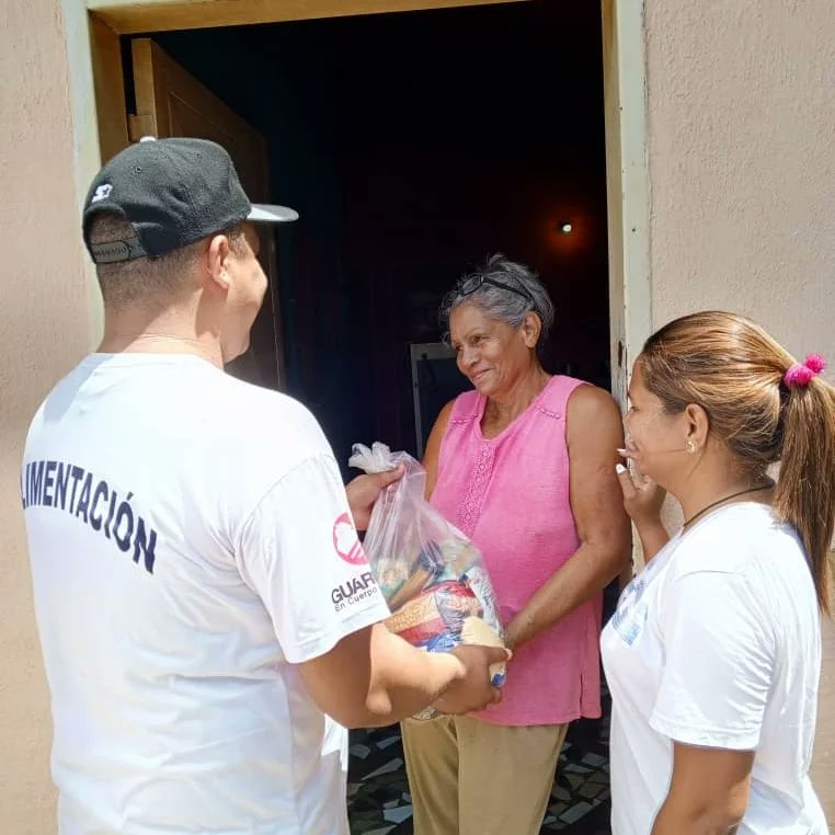 Alguarisa's tweet photo. ¡Alguarisa No Se Detiene!

Seguimos con la distribución de alimentos en la comunidad "Las Palmas" (Parte baja) en el municipio Juan Germán Roscio Nieves, gracias al presidente @NicolasMaduro y el gobernador @josemvasquez.

#AlguarisaNoSeDetiene
#VenezuelaTierraProductiva https://t.co/xLWGT4CeIp