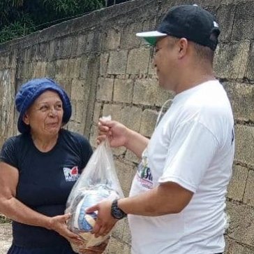 Alguarisa's tweet photo. ¡Alguarisa No Se Detiene!

Seguimos con la distribución de alimentos en la comunidad "Las Palmas" (Parte baja) en el municipio Juan Germán Roscio Nieves, gracias al presidente @NicolasMaduro y el gobernador @josemvasquez.

#AlguarisaNoSeDetiene
#VenezuelaTierraProductiva https://t.co/xLWGT4CeIp